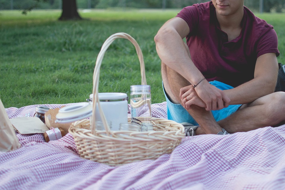 Partir en pique-nique au soleil : que devez-vous apporter dans votre panier ?